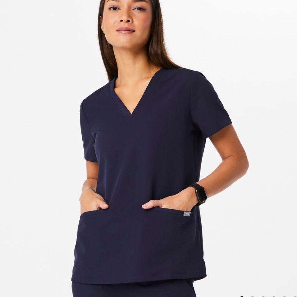 Figs Casma 3 pocket v neck scrub top Small Navy
